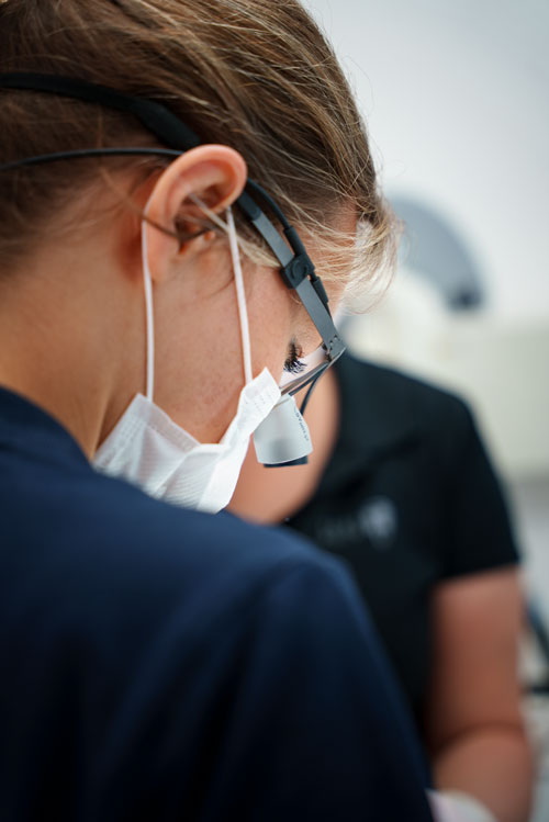 Zahnärztin bei einer Behandlung im Bereich ästhetische Zahnmedizin im MVZ Rage-Holm Bocholt