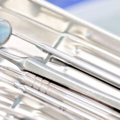 Spezialisten der Parodontologie wenden individuelle  Maßnahmen gegen Zahnfleischrückgang an.