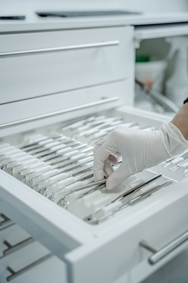 Sterile zahnärztliche Instrumente in einer hygienischen Behandlungseinheit im MVZ Rage-Holm Bocholt