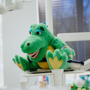 Plüschdrache zur kindgerechten Betreuung in der Kinderzahnheilkunde des MVZ Rage-Holm in Emmerich