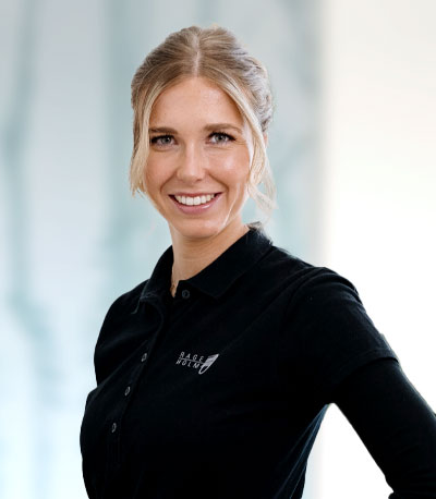 Louisa Kock an der Rezeption des MVZ Rage-Holm in Emmerich