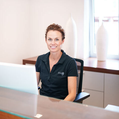 Mitarbeiterin an der Rezeption im MVZ Rage-Holm