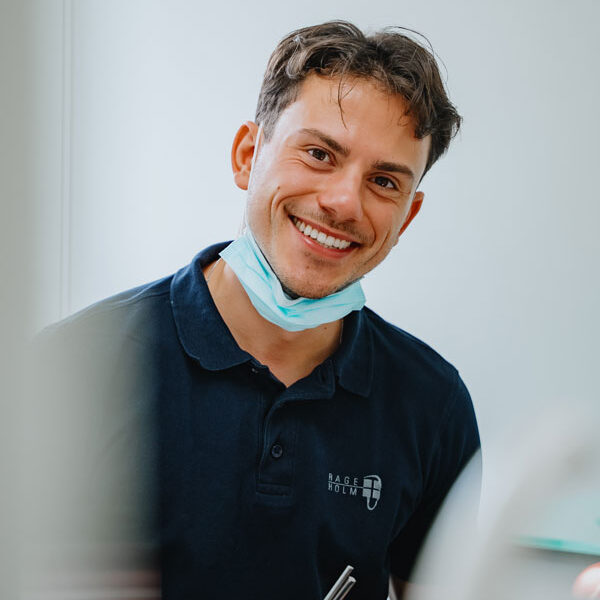 Zahnarzt bei einer Behandlung im MVZ Rage-Holm