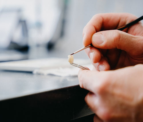 Zahntechniker fertigt Zahnersatz im Meisterlabor des MVZ Rage-Holm in Bocholt