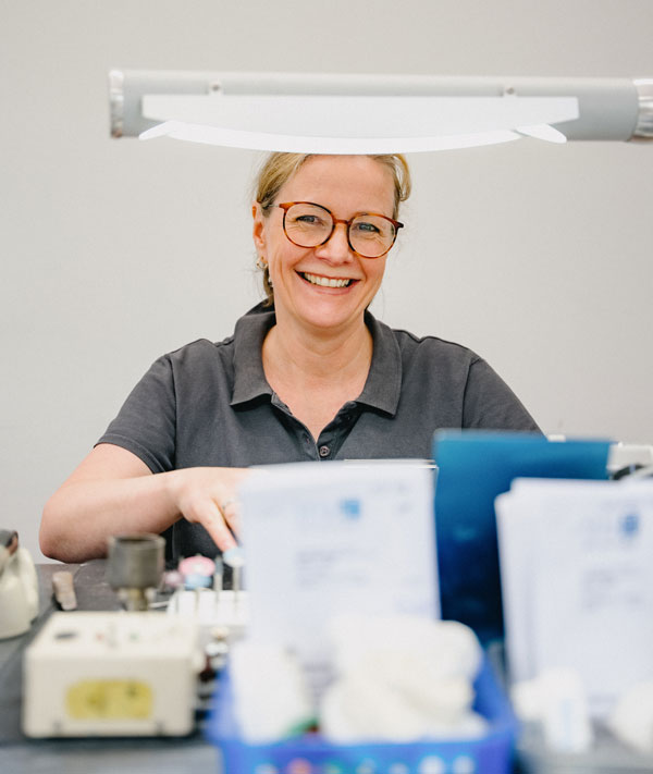 Zahntechnikerin bei der Arbeit im zahntechnischen Meisterlabor des MVZ Rage-Holm in Bocholt